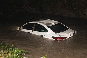 被洪水沖走的一輛汽車。（圖源：玉山）