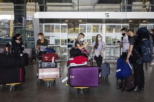 歐盟當地時間6月29日將14個新冠疫情緩和的非歐盟國家，列入安全旅遊名單，7月起容許其公民入境。（圖源：AP）