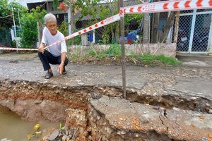 當地居民阮功歸告知，上月29日凌晨發生的坍塌事故，導致4間民房墜河。（圖源：志功）
