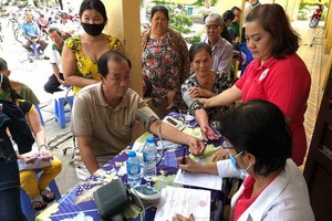 醫生正給病人診病。