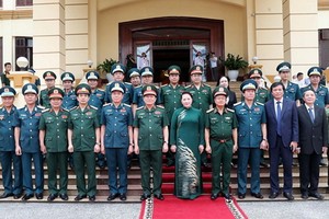 國會主席阮氏金銀（前中）同空軍防空軍種幹部合照。（圖源：VOV）