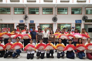 啟秀師生為元宵節遊行活動作準備。