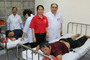 醫師正為病人針灸。