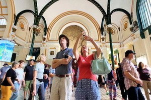 外國旅遊團在去年10月參觀市郵政局。 