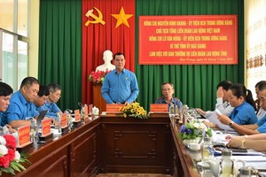 越南勞動總聯團主席阮廷康（中左）在會上發言。（圖源：成仁）