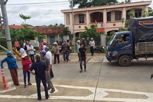 當地數十家民戶聚集在26號國道伊雅達BOT收費站阻止車輛行駛並提出賠償抗議。（圖源：達樂報）