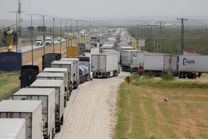 墨美邊境6月30日卡車大排長龍，等著進入美國。（圖源：路透社）