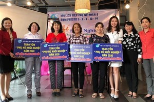 第六郡婦聯會向4位婦女頒發“婦女創業輔助額”，總值1億6000萬元。