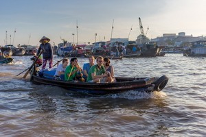 國際遊客坐船參觀體驗南部水上集市。（圖源：VietfunTravel）