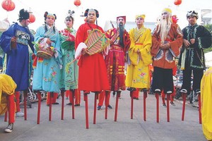 元宵節的八仙踩高蹺表演。