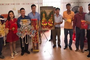 第五福天后聖母與主處聖母一對鳳冠、聖袍、聖香和金花，由陳良以3338萬元投得。