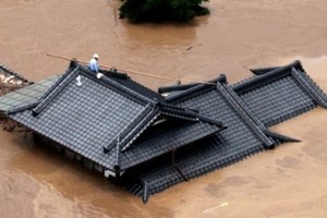 有人需爬上屋頂等待救援。（圖源：互聯網）