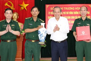 張和平副總理（右二）贈送紀念品給海防市邊防部隊。（圖源：VGP）