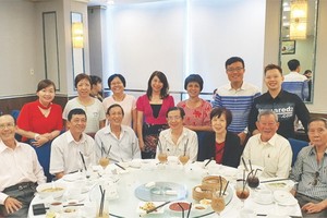 作者（後排右一）與華文文友合影。