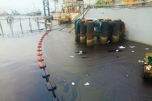 海岸警衛隊和當地消防部門已經展開行動，防止燃油進一步蔓延至海岸。（圖源：菲律賓海岸警衛隊）