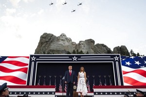 特朗普和第一夫人在拉什莫爾峰國家紀念碑出席活動。（圖源：AP）