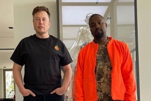 特斯拉行政總裁馬斯克（左）全力支持坎耶‧維斯特參選2020年總統大選。（圖源：推特）