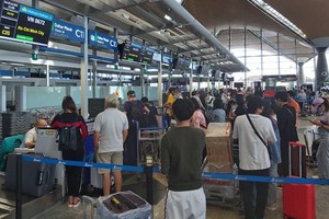 我國公民在馬來西亞機場辦理行李托運手續。