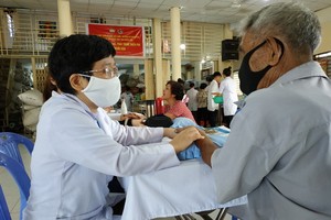 志願醫生團為當地貧困民眾贈醫施藥。