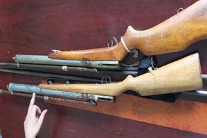 公安力量查獲並扣留的兩支自製槍枝。（圖源：平安）