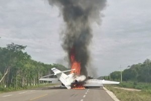 現場黑煙滾滾，飛機被嚴重燒毀。（圖源：互聯網）