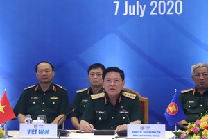 國防部長吳春曆大將（中）出席會議並致賀詞。