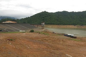 水庫乾涸，大大影響農作物後期生長的灌溉用水。（圖源：VOV）