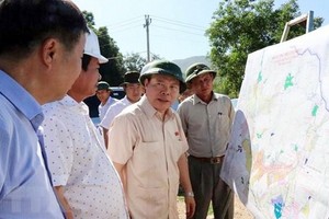 國會副主席馮國顯（中）同國會工作團前往視察寧順省各重點工程和項目施工進度。（圖源：越通社）