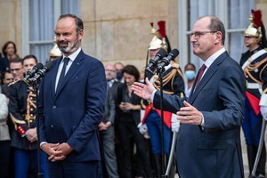 在法國巴黎總理府，卸任總理菲利普與新任總理讓‧卡斯泰（前右）交接。（圖源：新華社）