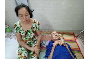 楊玉鳳與年近九旬的父親楊江都中風。