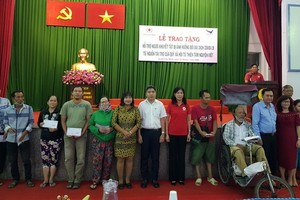 組委會向平新郡殘疾勞動者贈送禮物代金。