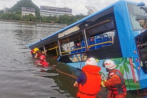 公車被打撈出水。（圖源：互聯網）