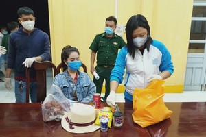 圖為被扣留的一名非法入境女子（中）。（圖源：TTO）