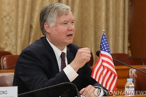 7月8日，在首爾外交部大樓，美國國務院常務副國務卿兼對朝特別代表比根與韓國外交部韓半島和平交涉本部長李度勳進行磋商。（圖源：韓聯社）