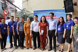 郡、坊領導與上門服務人民小組合照留念。