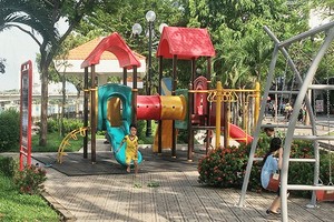 小孩子在公園內的兒童樂園玩耍