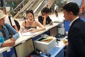 被取消航班的乘客向航空公司代表投訴表示不滿。（圖源：文玉）