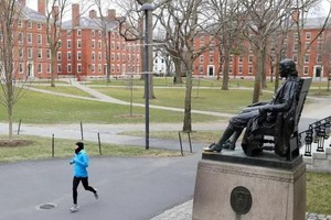 疫情下的美國哈佛大學校園。（圖源：CNN）