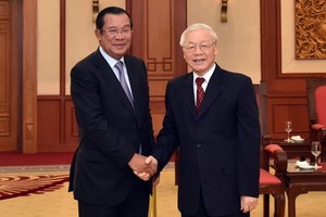黨中央總書記、國家主席阮富仲（右）與柬埔寨人民黨主席、柬埔寨政府總理洪森。（圖源：友誼）