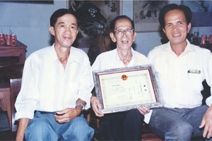 作者與文錦寧（左）、陳祖瑛（中）攝於蓮潭公園文友新春聚會。