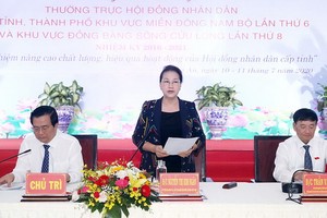 國會主席阮氏金銀（中）主持會議並發表講話。（圖源：越通社）