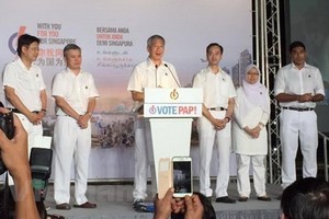 新加坡總理李顯龍(左三)在大巴窯體育場對人民行動黨的支持者表示感謝。（圖源：互聯網）