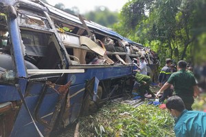 客車墜崖現場。（圖源：VOV）