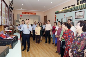 麒麟向觀眾介紹每一件老物品的背後故事。