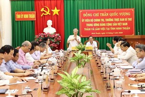 黨中央書記處常務書記陳國旺（中左）主持會議。（圖源：越通社）