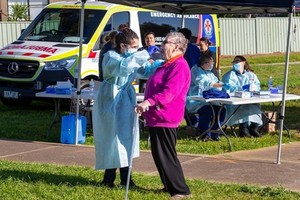 墨爾本疫情嚴重，防疫人員為民眾採樣檢測。（圖源：Getty Images）