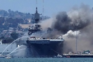 當地媒體及消防部門公佈的視頻顯示，火災發生時，“好人理查德”號上冒出滾滾濃煙。（圖源：路透社）