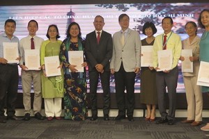 法國駐本市總領事Vincent Floreani（左五）同與會代表合影留念。（圖源：VOH）