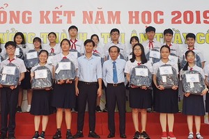 西貢實行中學獎勵各班考取優秀成績的學生。