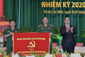 市委書記阮善仁（右）祝賀市軍事黨部。（圖源：越勇）